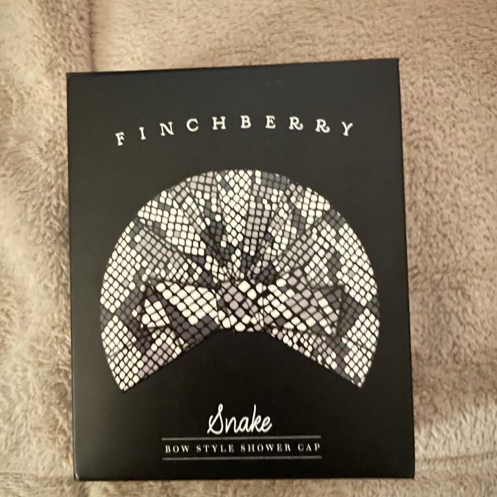 NIB Finchberry Snake Shower Wrap